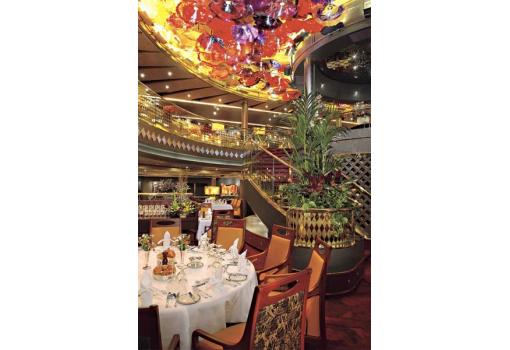 O el elegante Restaurante "Vista" con sus flores de cristal